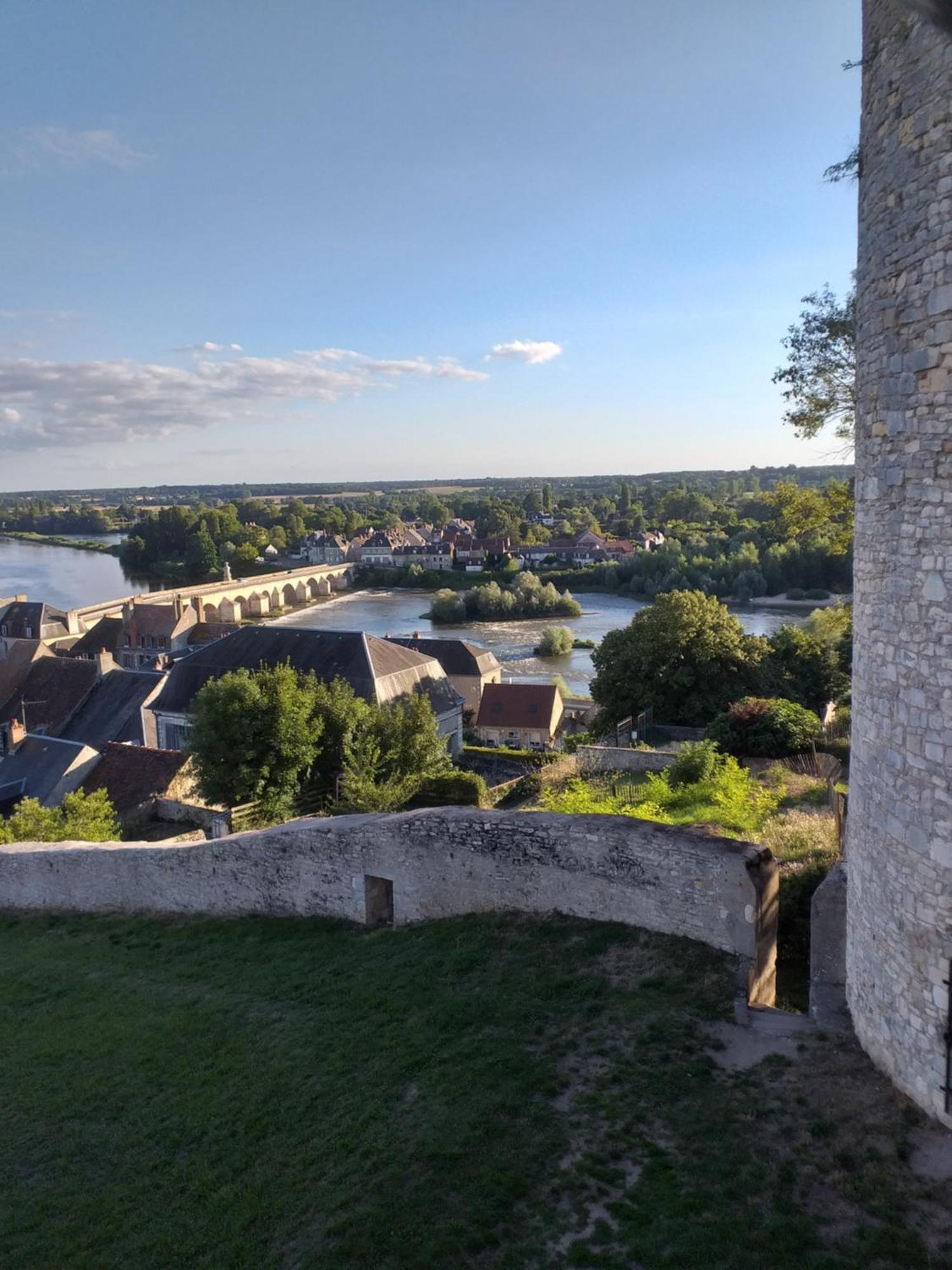 La Charité-sur-Loire La Cour Du Chateau מראה חיצוני תמונה