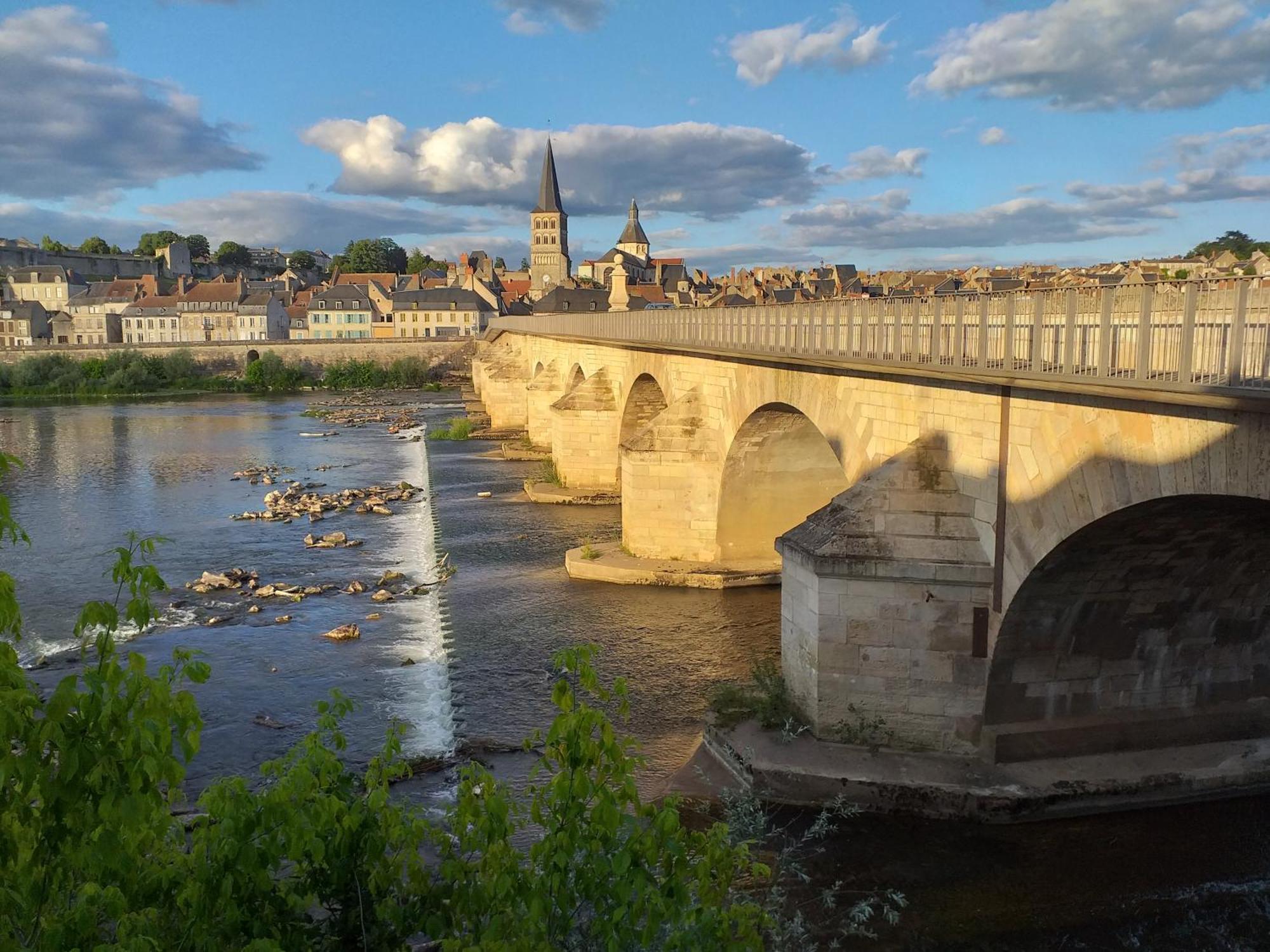 La Charité-sur-Loire La Cour Du Chateau מראה חיצוני תמונה
